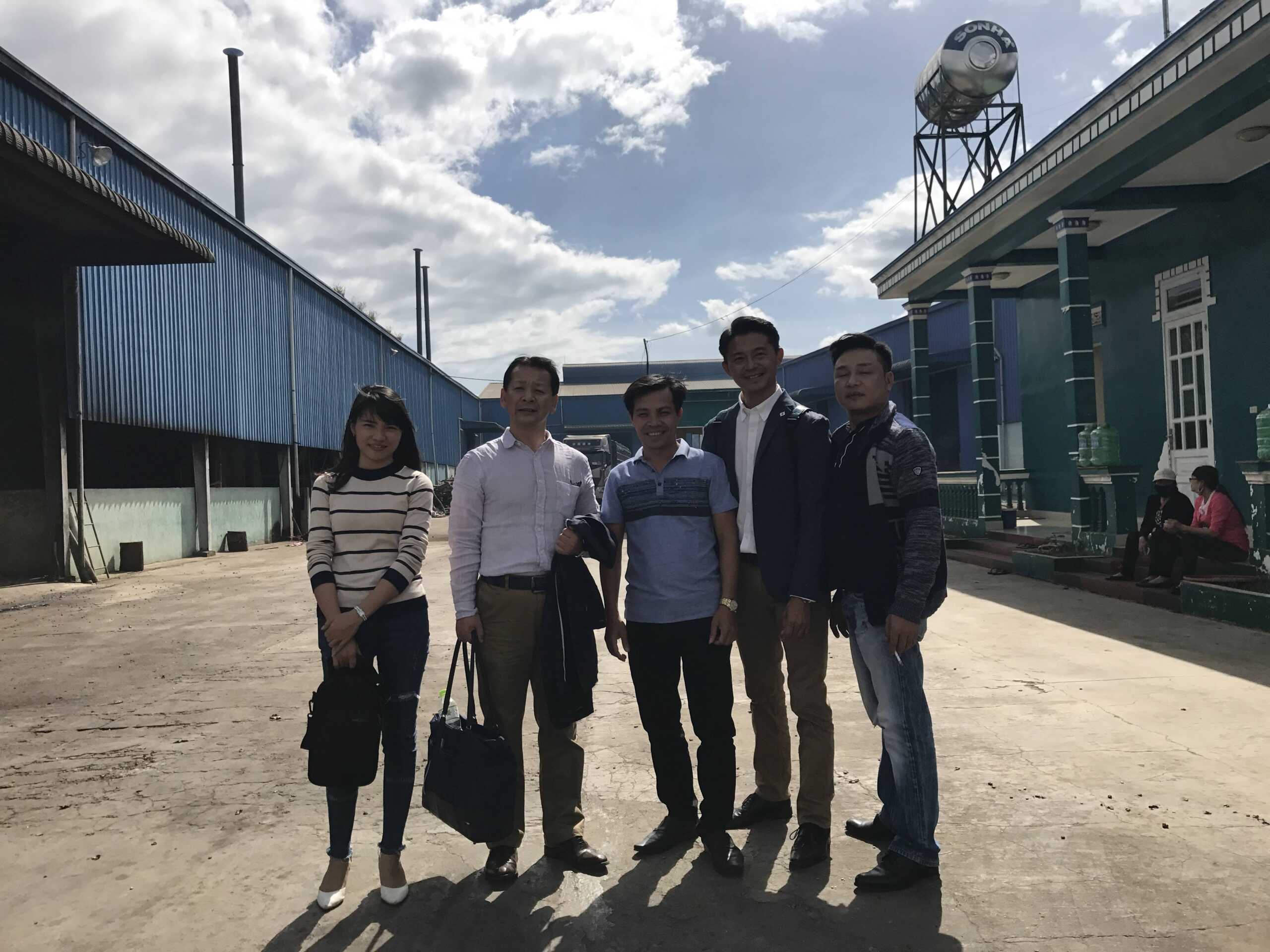 KHACH-HANG-CAFE-NHU-TUNG